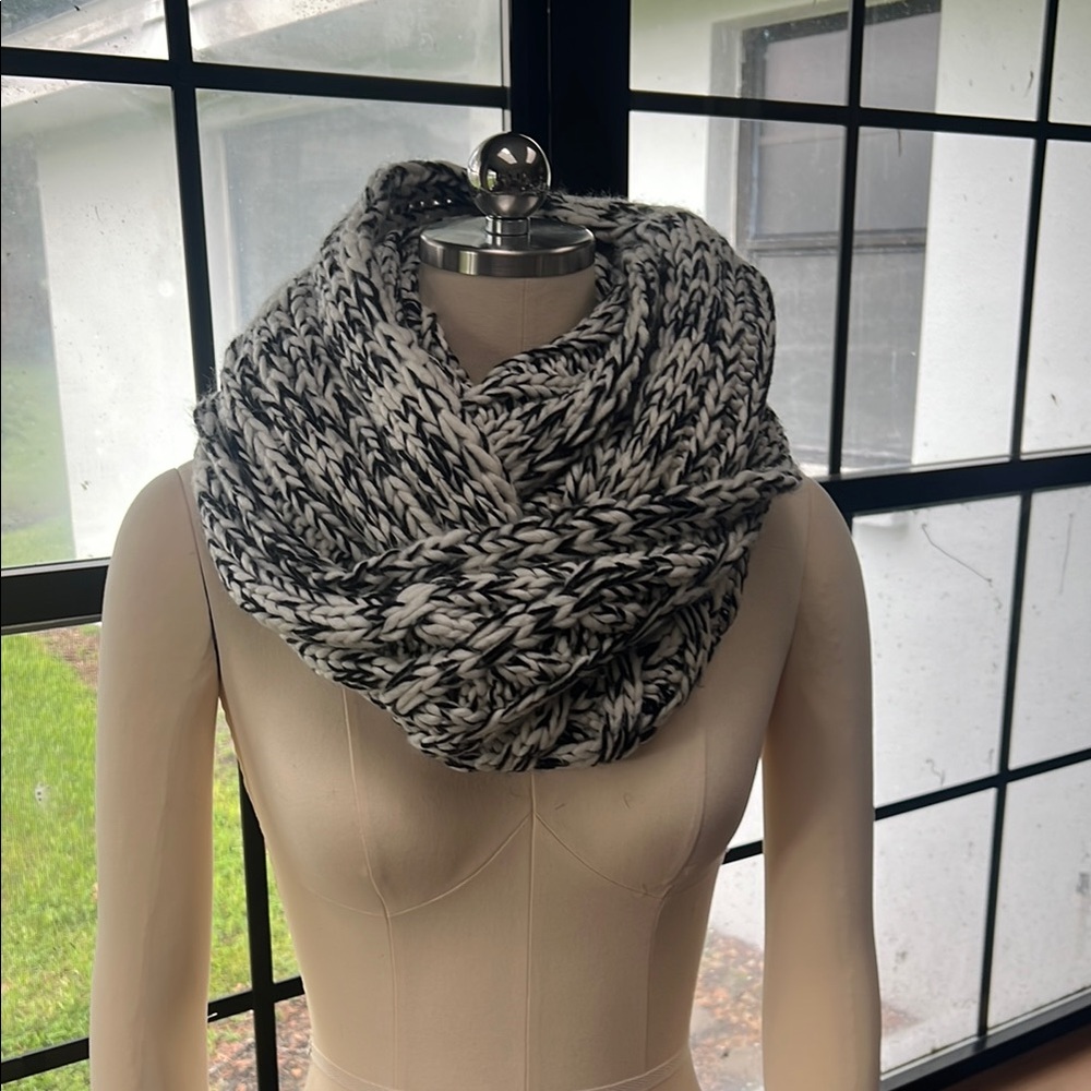 GAP Black and White Knit Infinity Scarf